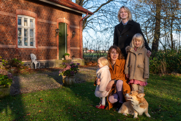 Hanna, Björn, barnen och en hund utanför huset.