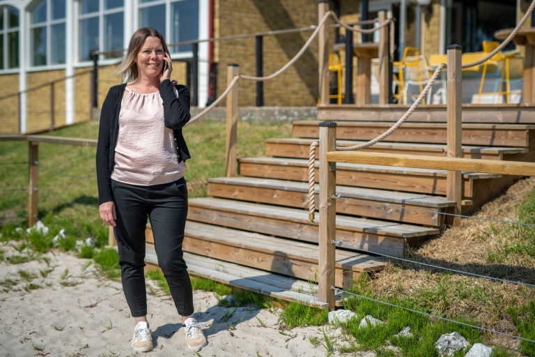 Katja Jakobson pratar i telefon framför Restaurang Pärlan.