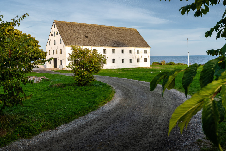 Vit magasinbyggnad vid havet