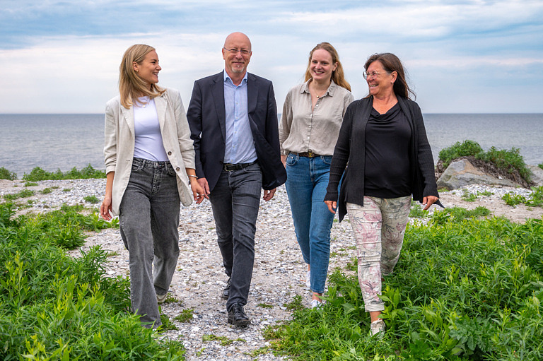 Glad sommar önskar Kuststad 2025. Moa Landén, visuell koordinator, Håkan Otterström, projektledare, Ie Urde, projektsamordnare och Anna Envall Lundberg, kommunikatör. Foto: Niclas Ingvarsson.