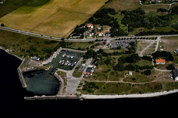 Flygfoto över Smygehuk med hamn och parkering.
