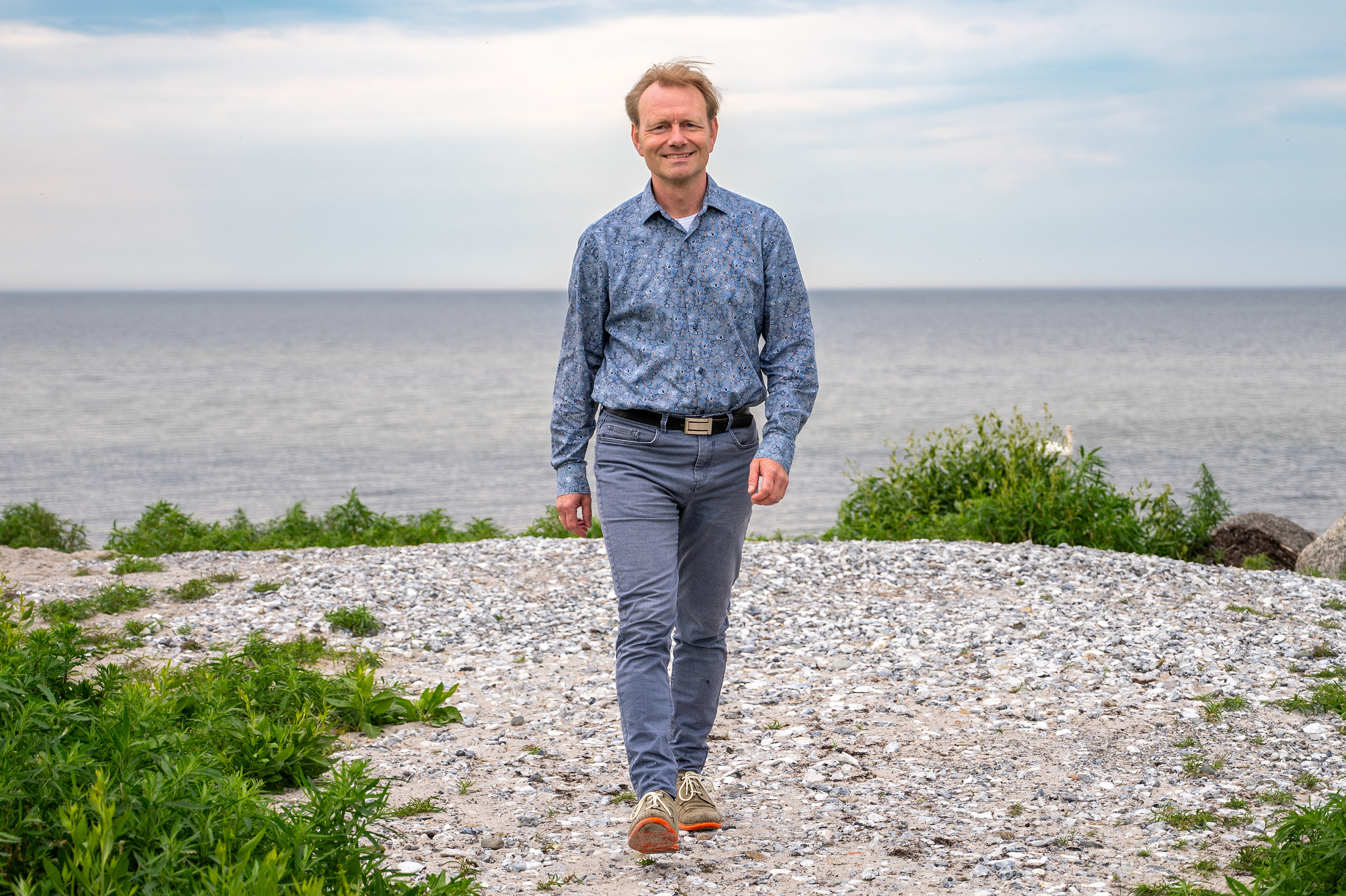 Johannes Hagström promenerar på stranden