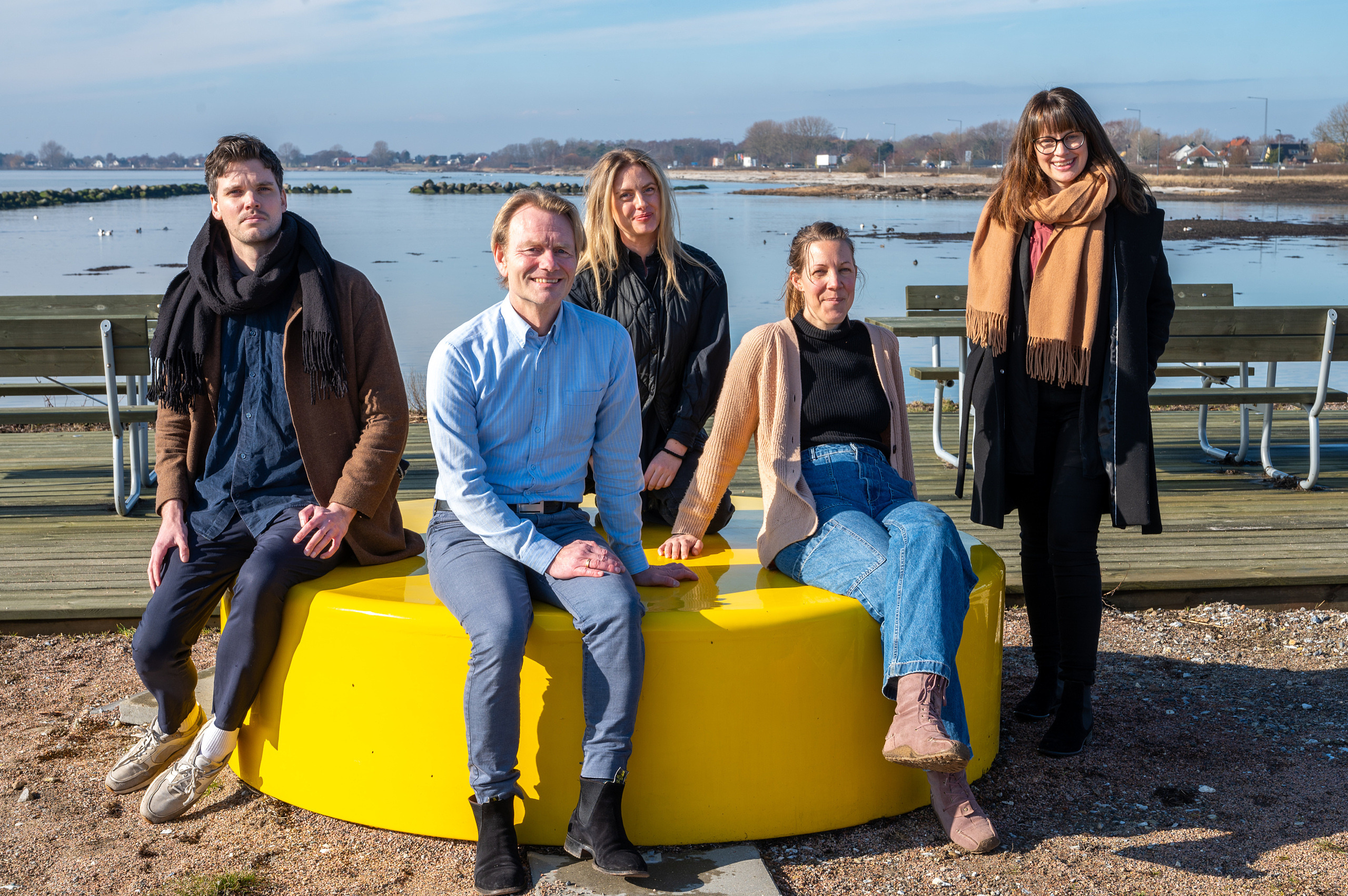 Bild på personer vid havet